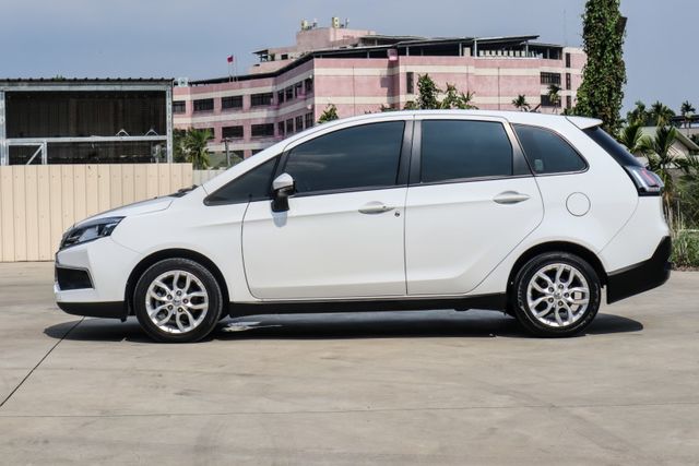 【最頂級輕鬆影音版 僅跑２萬】原廠保養│電子後視鏡│電動尾門│CARPLAY│倒車顯影│前後車距雷達│導航│I-KEY  第3張相片