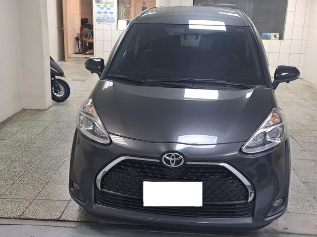 Toyota  SIENTA 24年式僅跑1萬SIENTA喜恩塔1.8原廠保固中旗艦7座雙開電動啟閉式電動滑門影音前後行記錄器前後霧燈倒車雷達前後註車停車影像車偏盲點PCS房碰撞預警方向盤快撥定速ikey環景5段高低水平可調  第1張相片