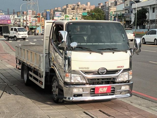 Hino  300 四錄  第2張相片