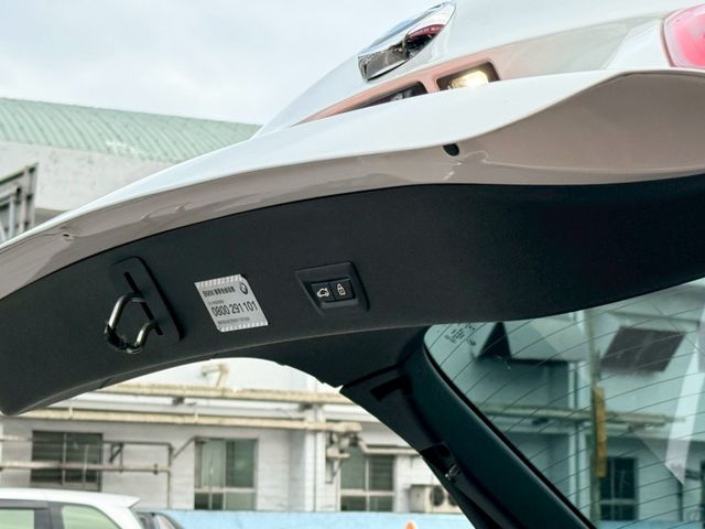 BMW/ 寶馬  X4 SERIES  X4 xDrive20i  第16張相片