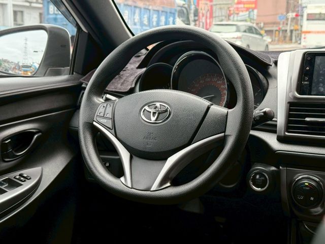 Toyota  Yaris 2017Toyota Yaris改款後小鴨 免鑰匙 恆溫空調 認證車!  第10張相片