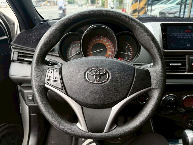 Toyota  Yaris 2017Toyota Yaris改款後小鴨 免鑰匙 恆溫空調 認證車!  第12張相片