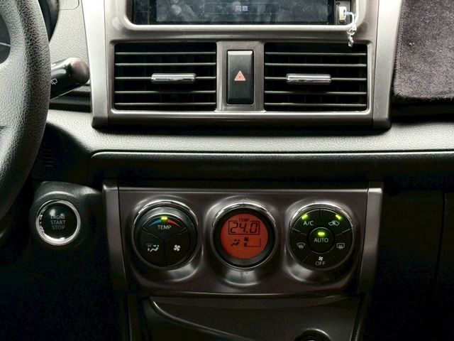 Toyota  Yaris 2017Toyota Yaris改款後小鴨 免鑰匙 恆溫空調 認證車!  第15張相片