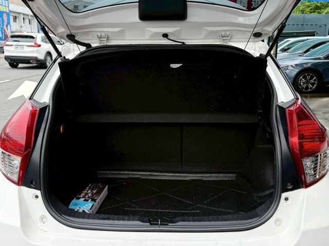 Toyota  Yaris 2017Toyota Yaris改款後小鴨 免鑰匙 恆溫空調 認證車!  第17張相片
