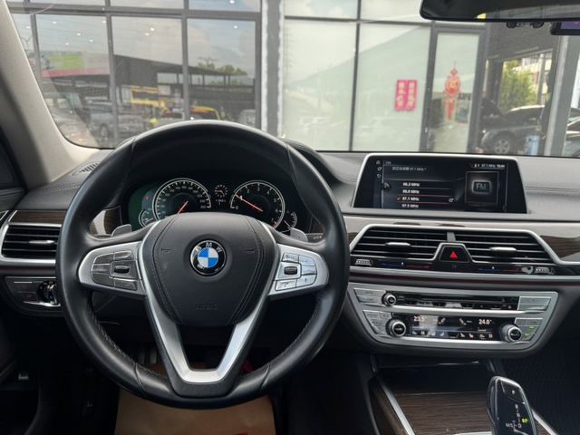 730I 總代理 一手車 原廠保養 紀錄齊全 里程保證 (新市店)  第13張相片