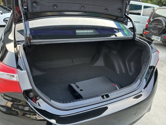 尊爵版 LED頭燈 駕駛電動椅 免KEY 恆溫 定速 全車原版件  第7張相片