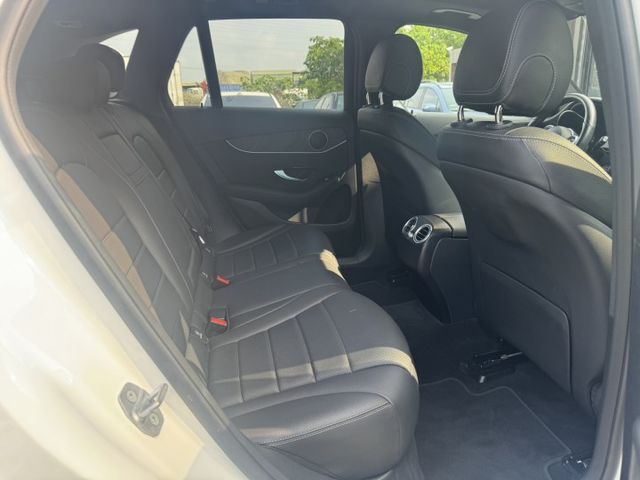 GLC300 SUV AMG 夜色套件 選配表請入內 全車原版件 (新市店)  第8張相片