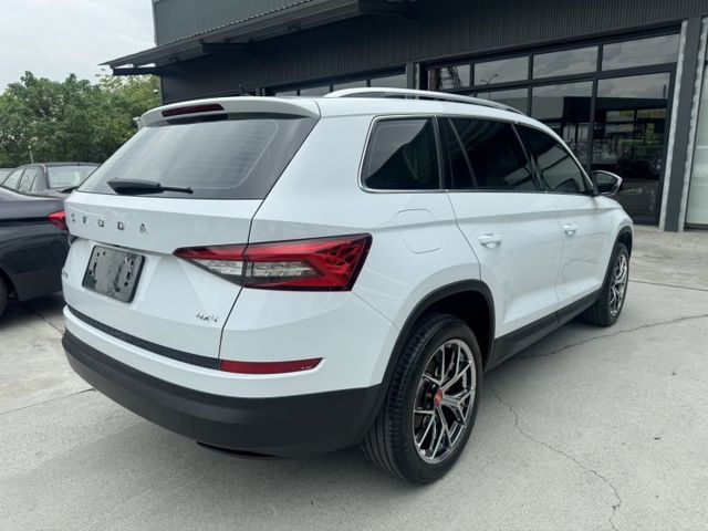 2.0 TSI 4x4尊榮版 七人座 原廠數位儀表 全車原版件 里程保證 (新市店)  第2張相片