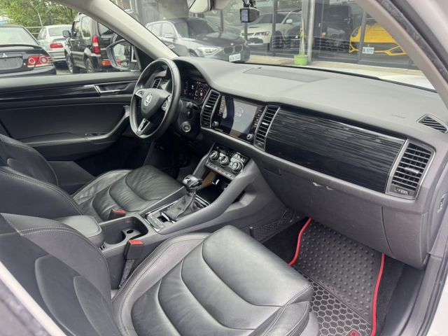 2.0 TSI 4x4尊榮版 七人座 原廠數位儀表 全車原版件 里程保證 (新市店)  第9張相片