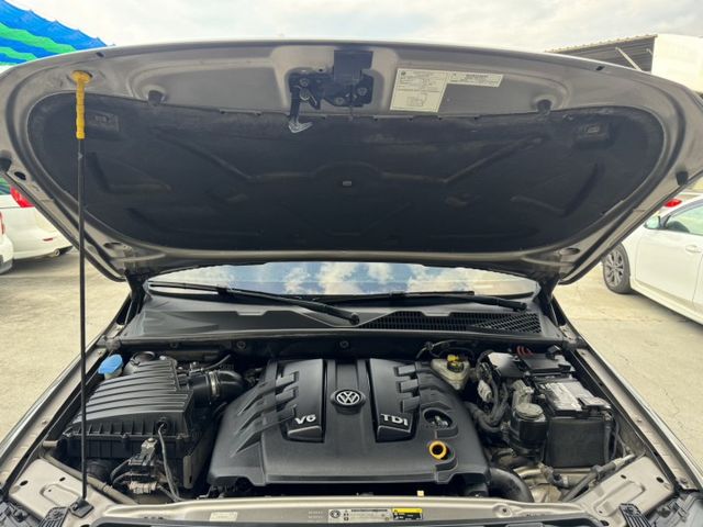 V6 3.0 TDI Highline 一手車 原廠保養 保證無朔溪 底盤乾淨 原版件 里程保證 (新市店)  第11張相片