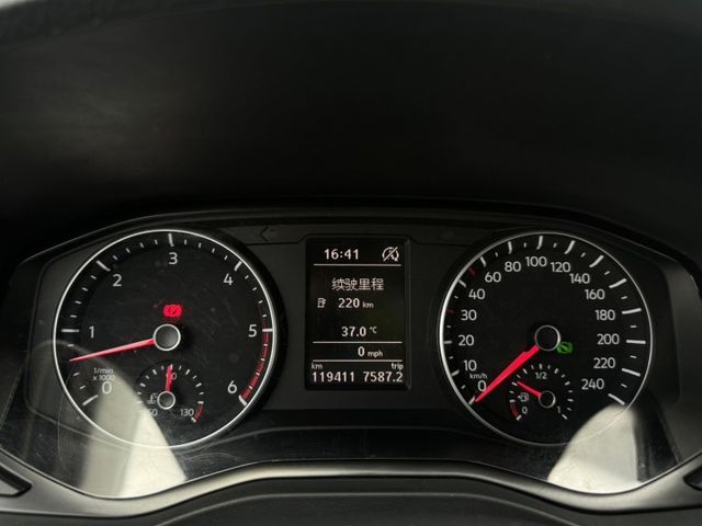 V6 3.0 TDI Highline 一手車 原廠保養 保證無朔溪 底盤乾淨 原版件 里程保證 (新市店)  第12張相片