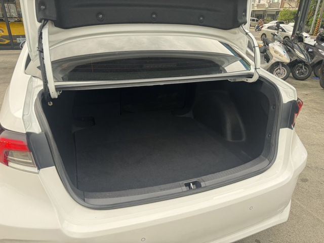 一手車 豪華版 僅跑5.9萬 ACC跟車 恆溫 盲點 鋁圈 全車原版件 ( 新市店 )  第7張相片