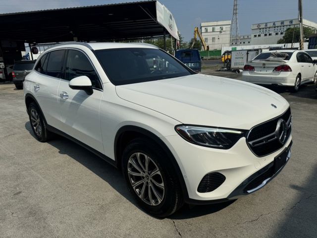 GLC300 SUV大改款 實跑4萬公里 盲點 自動停車 氣氛燈 Car play 全車原版件 ( 新市店 )  第3張相片