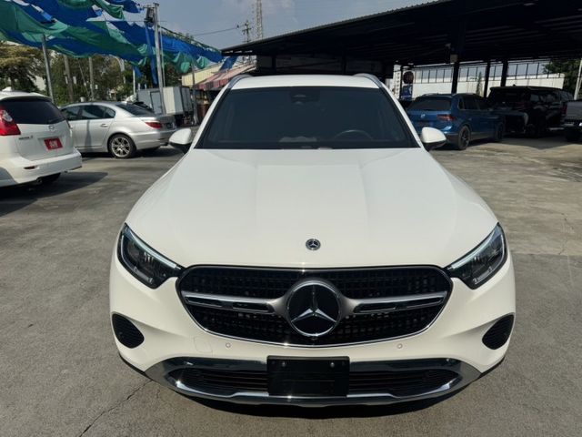 GLC300 SUV大改款 實跑4萬公里 盲點 自動停車 氣氛燈 Car play 全車原版件 ( 新市店 )  第4張相片