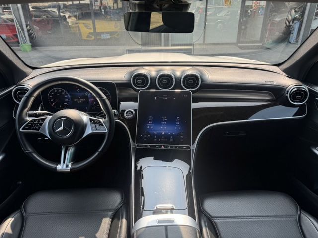 GLC300 SUV大改款 實跑4萬公里 盲點 自動停車 氣氛燈 Car play 全車原版件 ( 新市店 )  第10張相片