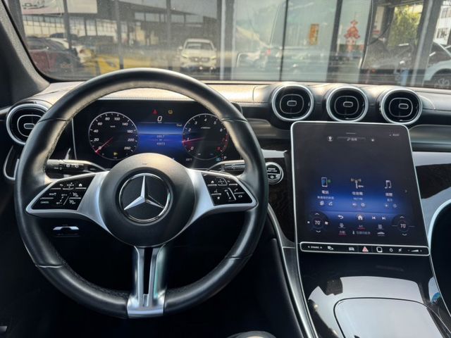 GLC300 SUV大改款 實跑4萬公里 盲點 自動停車 氣氛燈 Car play 全車原版件 ( 新市店 )  第14張相片