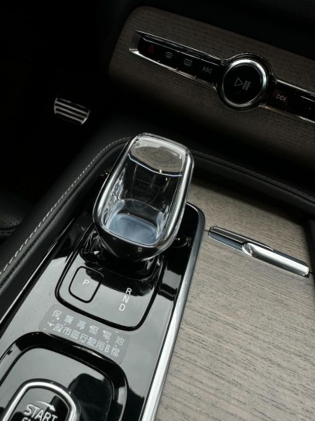 T8 七人座 僅跑3.6萬公里 氣壓懸吊 Akebono阿基波羅前十後四 BC21吋鍛造鋁圈 全車原版件 (新市店)  第17張相片