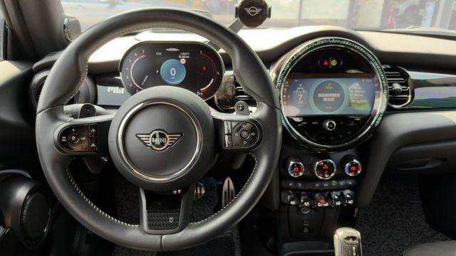 JCW Pat Moss Edition全球限量800台 僅跑1.8萬 全車犀牛皮 全車原版件  第16張相片