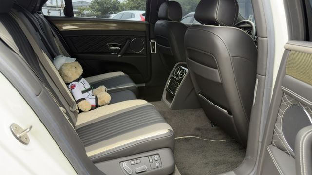 18年式 Flying Spur V8S 日本限量層雲版 全球限量20台 頂級四門豪車  第8張相片