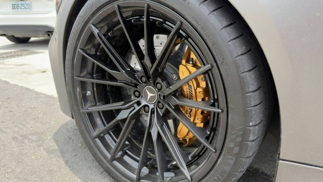 GT63S 四座套件 前後陶瓷煞車 五鍵滿 賽車椅 原車色黑 貼膜消光灰 原版件  第5張相片