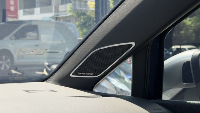 8R Variant 全車精品升級 貼膜消光灰藍 H/K音響 通風座椅 全車原版件  第15張相片