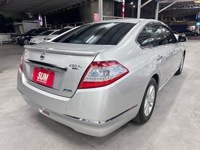 YES認證車 100%原鈑件 一手車買回 頂級旗艦版 市售里程數最低 車況最優 5大系統可保固1年2萬公里  第4張相片