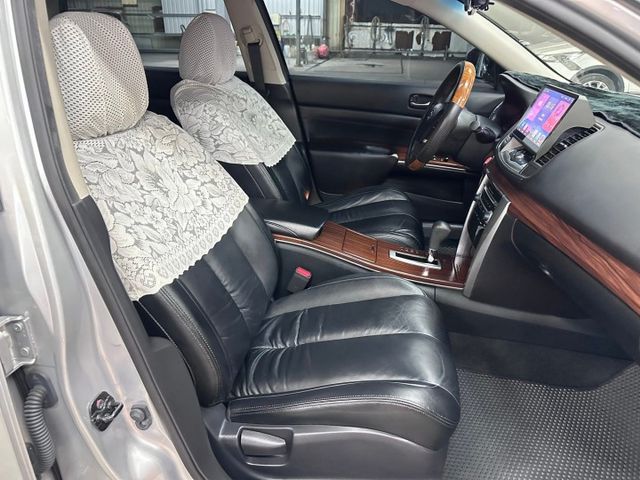 YES認證車 100%原鈑件 一手車買回 頂級旗艦版 市售里程數最低 車況最優 5大系統可保固1年2萬公里  第9張相片