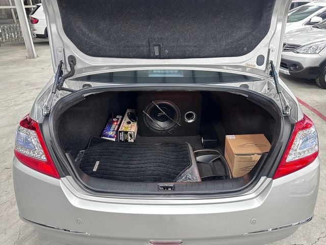 YES認證車 100%原鈑件 一手車買回 頂級旗艦版 市售里程數最低 車況最優 5大系統可保固1年2萬公里  第14張相片