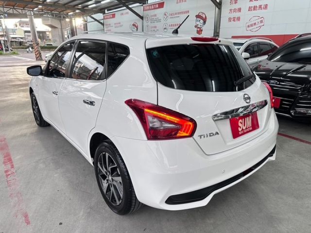 YES認證車 100%原鈑件 旗艦版  I-KEY+摸門 恆溫 盲點偵測 CAR PLAY 可保固 5大系統2年5萬公里  第4張相片