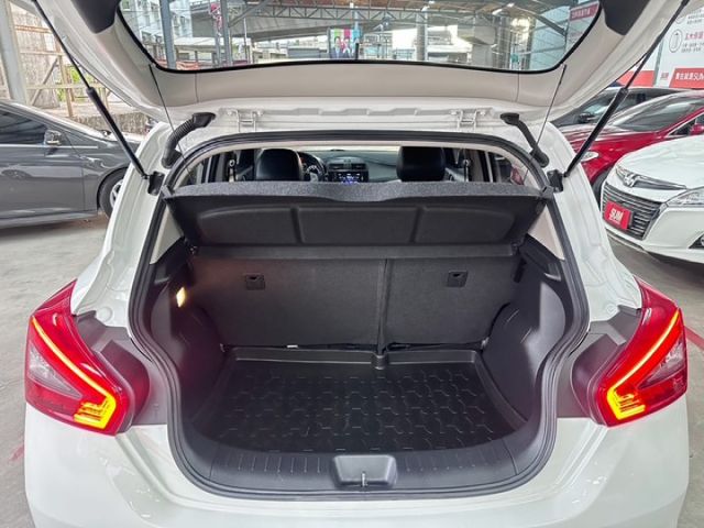 YES認證車 100%原鈑件 旗艦版  I-KEY+摸門 恆溫 盲點偵測 CAR PLAY 可保固 5大系統2年5萬公里  第14張相片