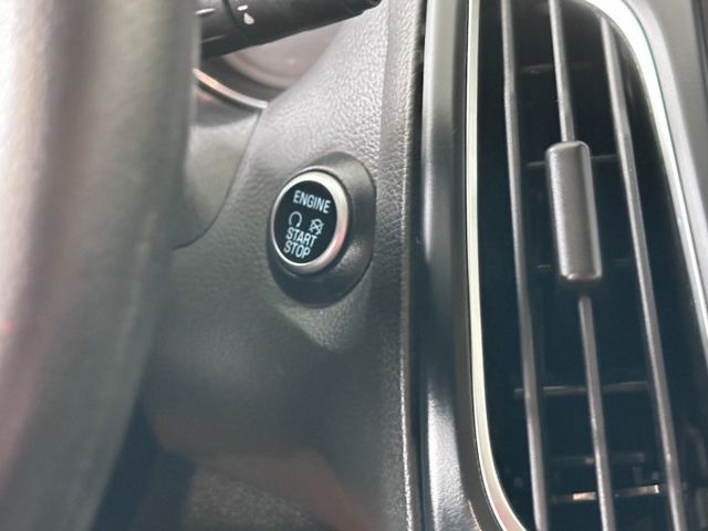 YES認證車 旗艦型 I-KEY+摸門 天窗 HID頭燈 恆溫空調 盲點偵測 CARPLAY 5大系統可保固2年5萬公里  第12張相片