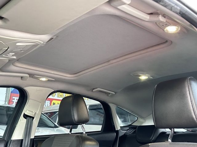 YES認證車 旗艦型 I-KEY+摸門 天窗 HID頭燈 恆溫空調 盲點偵測 CARPLAY 5大系統可保固2年5萬公里  第17張相片