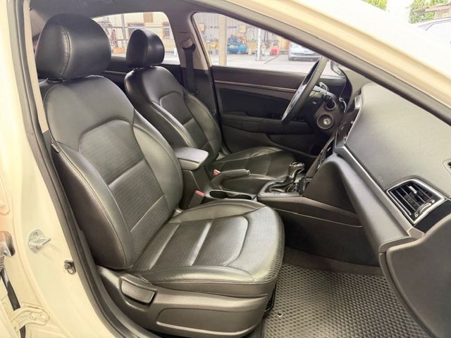 YES認證車 柴油渦輪超有力 超省稅 超省油 安卓系統 電子式後視鏡 後座出風口 車況優 歡迎賞車試乘  第9張相片