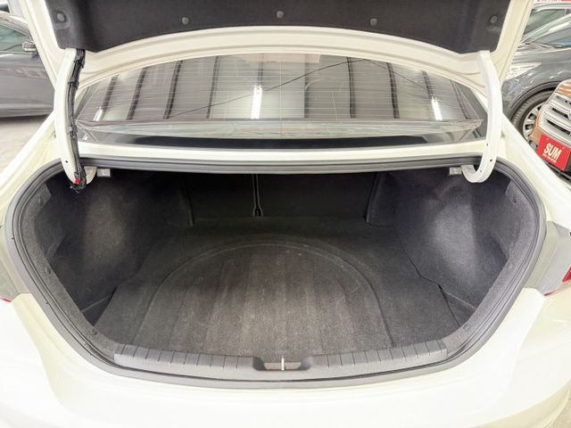 YES認證車 柴油渦輪超有力 超省稅 超省油 安卓系統 電子式後視鏡 後座出風口 車況優 歡迎賞車試乘  第16張相片