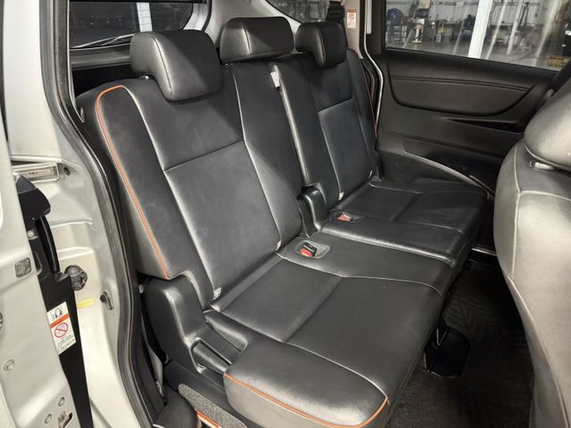 YES認證車 100%原鈑件 原廠保養 選配原廠導航影音系統 抬頭顯示器 高妥善 低油耗大空間車況優 可保固2年5萬公里  第11張相片