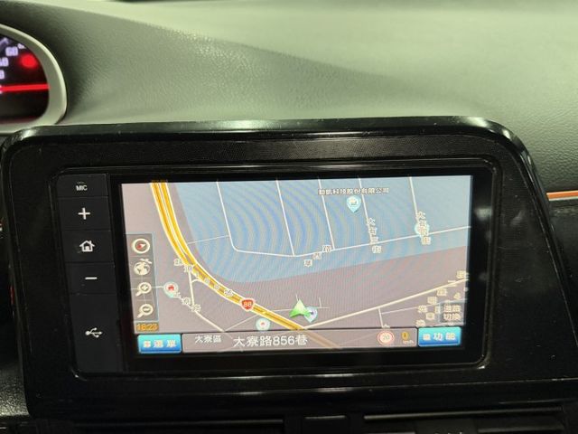 YES認證車 100%原鈑件 原廠保養 選配原廠導航影音系統 抬頭顯示器 高妥善 低油耗大空間車況優 可保固2年5萬公里  第17張相片
