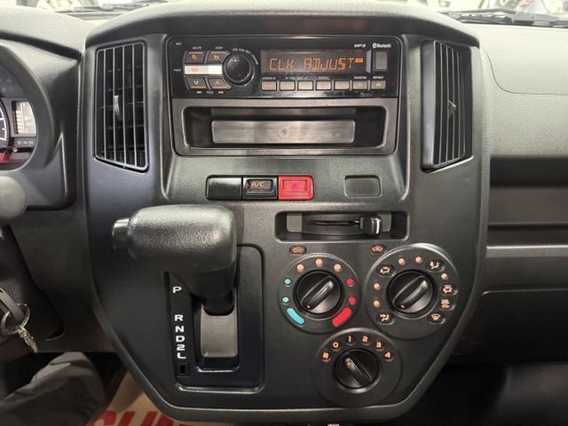 YES認證車 100%原鈑件 一手車買回 低里程(僅跑2萬7) 原廠保養 可保固2年5萬公里 歡迎賞車試乘  第10張相片