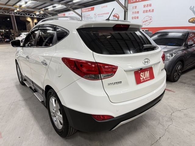 YES認證車(100%原鈑件) 頂級旗艦版 超低里程 IKEY+摸門 全景天窗 電動座椅 車況極優 歡迎賞車試乘  第5張相片