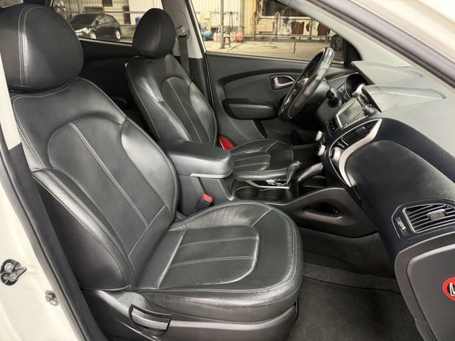 YES認證車(100%原鈑件) 頂級旗艦版 超低里程 IKEY+摸門 全景天窗 電動座椅 車況極優 歡迎賞車試乘  第9張相片