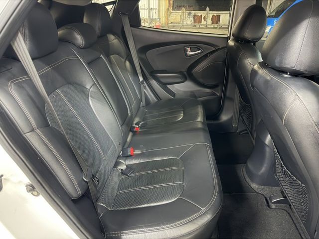 YES認證車(100%原鈑件) 頂級旗艦版 超低里程 IKEY+摸門 全景天窗 電動座椅 車況極優 歡迎賞車試乘  第10張相片