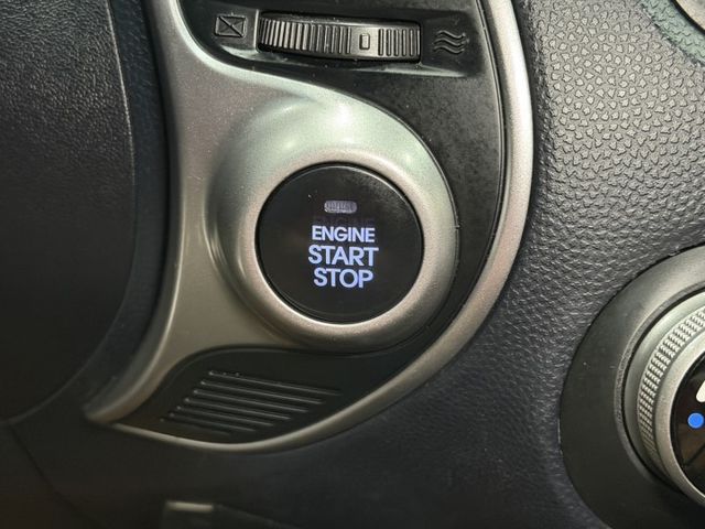 YES認證車(100%原鈑件) 頂級旗艦版 超低里程 IKEY+摸門 全景天窗 電動座椅 車況極優 歡迎賞車試乘  第14張相片