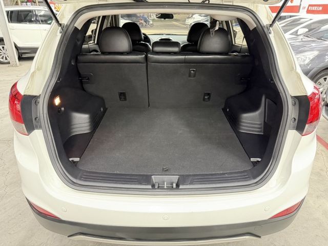 YES認證車(100%原鈑件) 頂級旗艦版 超低里程 IKEY+摸門 全景天窗 電動座椅 車況極優 歡迎賞車試乘  第17張相片