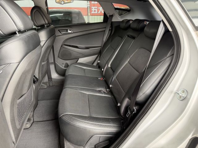 YES認證車 100%原鈑件 柴油旗艦版 4WD 電動尾門 全景式天窗 LED頭燈 盲點偵測 車況優 可保固 車況優  第8張相片