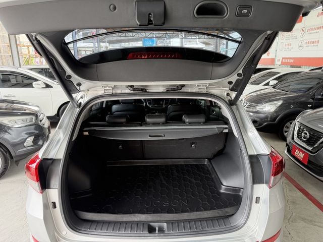 YES認證車 100%原鈑件 柴油旗艦版 4WD 電動尾門 全景式天窗 LED頭燈 盲點偵測 車況優 可保固 車況優  第20張相片