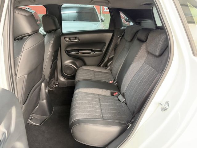 YES認證車 100%原鈑件 一手車買回 油電版(省油王者) 新車原廠保固中 市場最低價 歡迎賞車試乘  第8張相片