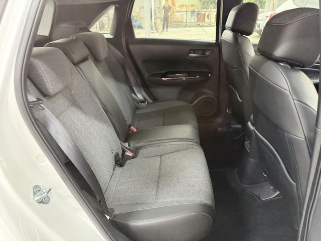 YES認證車 100%原鈑件 一手車買回 油電版(省油王者) 新車原廠保固中 市場最低價 歡迎賞車試乘  第11張相片