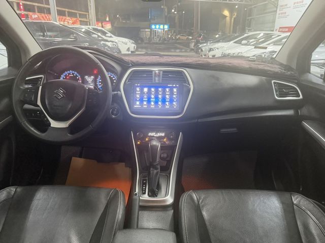 頂級旗艦版 100%原鈑件 原廠保養 一手女用車買回 全景天窗 I-KEY 恆溫 HID頭燈 真皮座椅 安卓系統 可保固  第9張相片