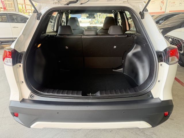 YES認證車 100%原鈑件 一手車 油電版 小改款 新車頭 鋰電池 ACC全速域 全車原廠保固至2030.03.24  第19張相片
