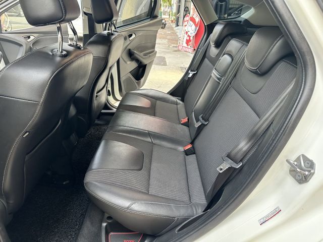 ♞小改款有自動停車♞2.0頂級五門運動版♞認證車可全貸♞  第11張相片