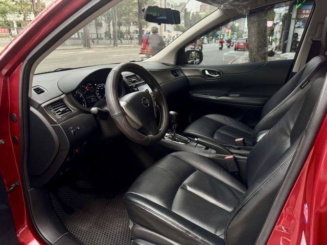 ♞車況極佳 內裝外觀如新♞IKEY免鑰匙+光感應頭燈+定速巡航+倒車顯影♞五大保固♞認證車可全貸♞  第5張相片